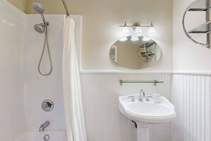 Shower, hair dryer, towels - Secluded Oasis with Expansive Outdoor Spaces, Bay Views, and Modern Amenities (West Ocean City)