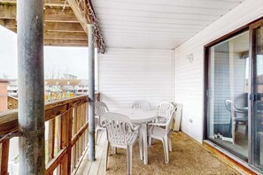 Outdoor dining - Updated condo with seasonal pool, 2 blocks to the beach & Northside Park (Ocean City)