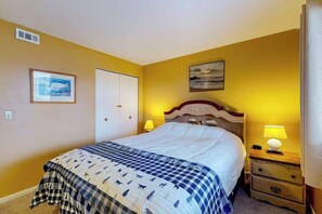 Tabla de planchar con plancha, wifi y ropa de cama 