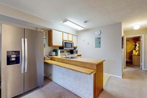 Fridge, microwave, oven, stovetop - Updated condo with seasonal pool, 2 blocks to the beach & Northside Park (Ocean City)
