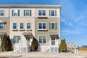 Exterior - Charming townhouse with shared pool & stunning bay views (Ocean City)