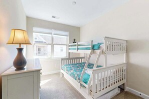 4 bedrooms, iron/ironing board, WiFi, bed sheets - Charming townhouse with shared pool & stunning bay views (Ocean City)