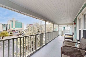 Property grounds - Peek-a-Boo Oceanview Condo with Shared Pool & Prime Location 1 Block from Beach (Ocean City)
