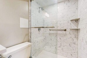 Shower, hair dryer, towels - Prime Location w/ Views of Isle of Wight Bay, Close to Nightlife & Restaurants (Ocean City)