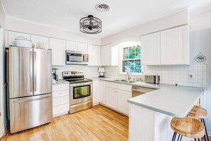 Fridge, microwave, oven, stovetop - Dog-friendly beach cottage with WiFi, W/D, updated kitchen & outdoor shower (Ocean City)