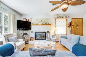 TV, DVD player, offices - Dog-friendly beach cottage with WiFi, W/D, updated kitchen & outdoor shower (Ocean City)