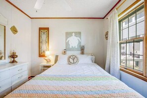 3 bedrooms, iron/ironing board, WiFi, bed sheets - Dog-friendly beach cottage with WiFi, W/D, updated kitchen & outdoor shower (Ocean City)