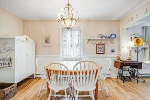 Dining - Dog-friendly beach cottage with WiFi, W/D, updated kitchen & outdoor shower (Ocean City)