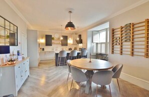 Dining - Windsor 1 bed Flat - Free Parking - sleeps 4 (Windsor)