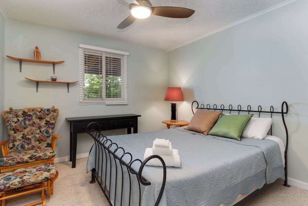 5 bedrooms, iron/ironing board, WiFi, bed sheets