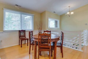 Dining - Spacious Two-Story Home with Full Kitchen, Balcony & Outdoor Fire Pit (Ocean Pines)