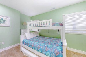 5 bedrooms, iron/ironing board, travel cot, WiFi - Key Largo Penthouse w/ Ocean View, W/D, WiFi, AC - Half a Block to the Beach (Ocean City)