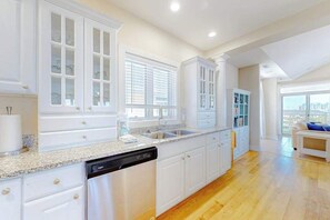 Interior - Key Largo Penthouse w/ Ocean View, W/D, WiFi, AC - Half a Block to the Beach (Ocean City)