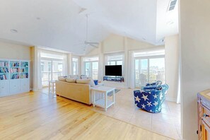 TV, offices - Key Largo Penthouse w/ Ocean View, W/D, WiFi, AC - Half a Block to the Beach (Ocean City)