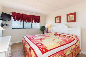 2 bedrooms, iron/ironing board, WiFi, bed sheets - Waterfront condo w/ a furnished balcony, tranquil view, & full kitchen (Ocean City)