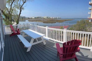 Outdoor dining - Waterfront beach cottage w/ full kitchen, cable, free WiFi - close to the beach (Ocean City)