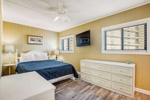 2 bedrooms, iron/ironing board, WiFi, bed sheets - Inviting top-floor condo with amazing ocean views, large balcony, & fast WiFi (Ocean City)