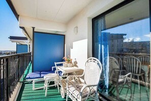 Outdoor dining - Inviting top-floor condo with amazing ocean views, large balcony, & fast WiFi (Ocean City)