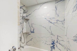 Shower, hair dryer, towels - Decatur House 203 (Ocean City)