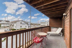 Property grounds - Sea Lover's Dream Home Steps From Ocean & Bay w/Free WiFi, Central AC, W/D (Ocean City)