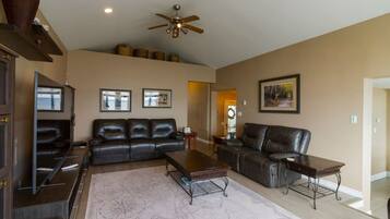 Smart TV, fireplace
