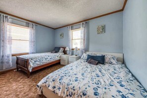 3 bedrooms, iron/ironing board, WiFi, bed sheets - Cozy Home 3 Blocks From Beach w/Central AC, Deck, Private Washer/Dryer, WiFi (Ocean City)