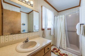 Shower, hair dryer, towels - Cozy Home 3 Blocks From Beach w/Central AC, Deck, Private Washer/Dryer, WiFi (Ocean City)