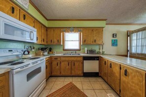 Fridge, microwave, oven, stovetop - Cozy Home 3 Blocks From Beach w/Central AC, Deck, Private Washer/Dryer, WiFi (Ocean City)