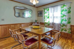 Dining - Cozy Home 3 Blocks From Beach w/Central AC, Deck, Private Washer/Dryer, WiFi (Ocean City)
