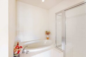 Shower, hair dryer, towels - Sunset Island Condo w/ AC, Private W/D, Free WiFi, Shared Pools - Walk to Beach (Ocean City)