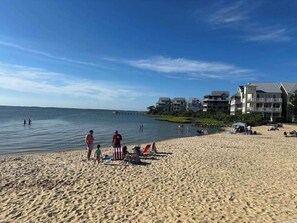 Beach nearby - Beautiful Townhouse w/Bay Views, WiFi, Shared Pool, AC, & Private W/D (Ocean City)