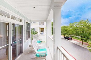 Property grounds - Sunset Island Condo w/ AC, Private W/D, WiFi, Shared Pools - Walk to the Beach (Ocean City)