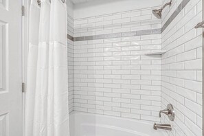 Dusche, Haartrockner, Handtücher, Shampoo