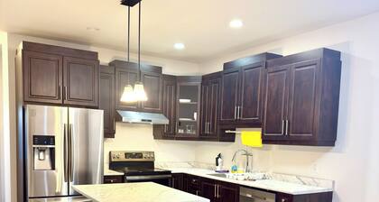Spacious 3BR Family Home | 2 King Beds & queen bed,Big Deck & Garage & free wifi