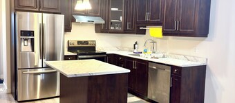 Spacious 3BR Family Home | 2 King Beds & queen bed,Big Deck & Garage & free wifi