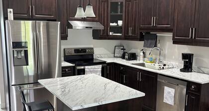 Spacious 3BR Family Home | 2 King Beds & queen bed,Big Deck & Garage & free wifi