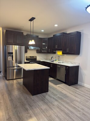 Fridge, microwave, stovetop, dishwasher