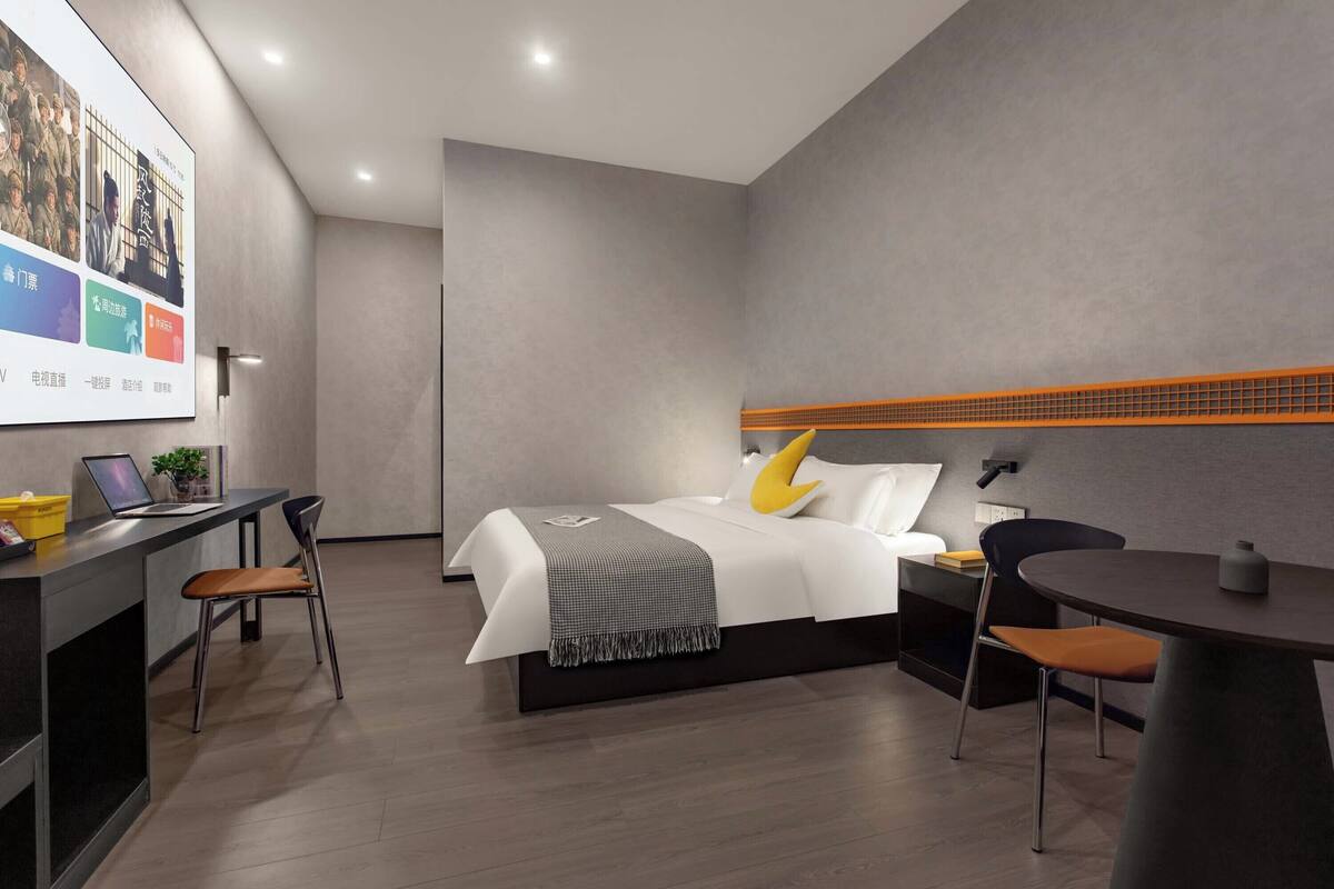 Classic Double Room | Laptop workspace, blackout drapes, soundproofing, iron/ironing board