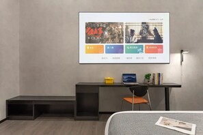 Habitación básica doble | Espacio para trabajar con laptop, cortinas blackout y insonorización 