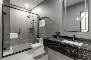 Habitación básica doble | Baño | Amenidades de baño gratuitas, secadora de cabello, pantuflas, toallas 
