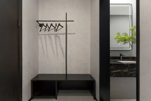Habitación básica doble | Baño | Amenidades de baño gratuitas, secadora de cabello, pantuflas, toallas 