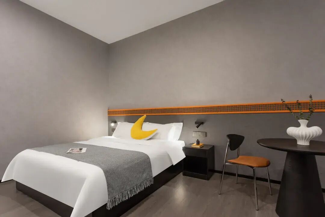 Habitación básica doble | Espacio para trabajar con laptop, cortinas blackout y insonorización 
