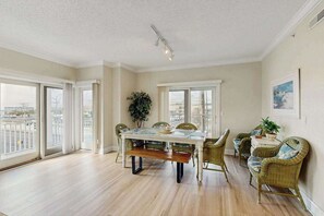 Dining - Spacious Condo near the Beach w/Free WiFi, Private Washer/Dryer, and Shared Pool (Ocean City)