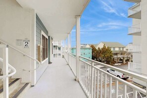 Property grounds - Spacious Condo near the Beach w/Free WiFi, Private Washer/Dryer, and Shared Pool (Ocean City)