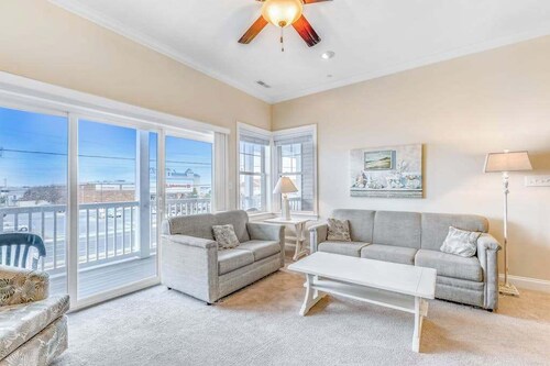 Sparkling Family Townhouse w/Private Balcony/Washer/Dryer/Free WiFi/Central AC