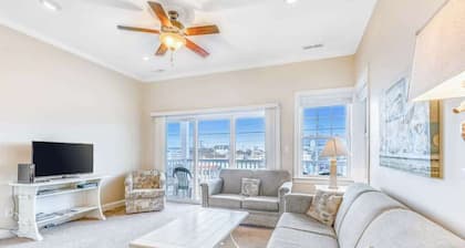 Sparkling Family Townhouse w/Private Balcony/Washer/Dryer/Free WiFi/Central AC