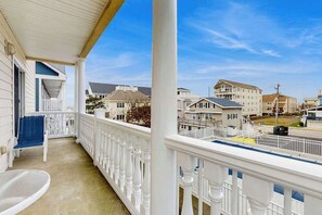 Property grounds - Ocean Block Townhome with Ocean View, Balcony, Fireplace, AC & Free WiFi (Ocean City)