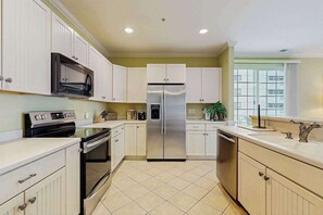 Fridge, microwave, oven, stovetop - Ocean Block Townhome with Ocean View, Balcony, Fireplace, AC & Free WiFi (Ocean City)