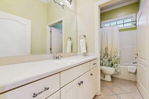 Shower, towels - Ocean Block Townhome with Ocean View, Balcony, Fireplace, AC & Free WiFi (Ocean City)