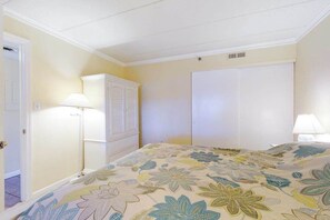 2 bedrooms, desk, iron/ironing board, WiFi - Oceanfront Condo with Balcony, Central AC, Washer/Dryer, WiFi & Shared Pool (Ocean City)